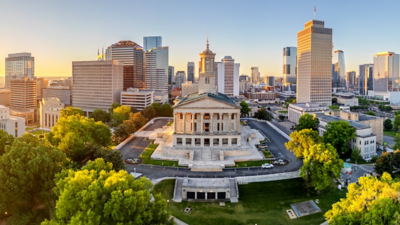 Luftbild der Skyline von Nashville, Tennessee, mit dem Tennessee State Capitol im Vordergrund